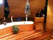 La Subdirectora Jurídica, Verónica Retamal, procedió a tomar juramento académico a los nuevos profesionales de la Universidad de Chile.