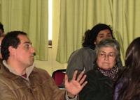 Varios académicos de la Facultad participaron de la actividad. En la imagen el profesor Alvaro Promis y la profesora Matilde López.