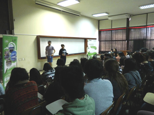 La actividad estuvo a cargo de tres estudiantes, el académico, Alejandro García y la directora de extensión, Karen Peña.