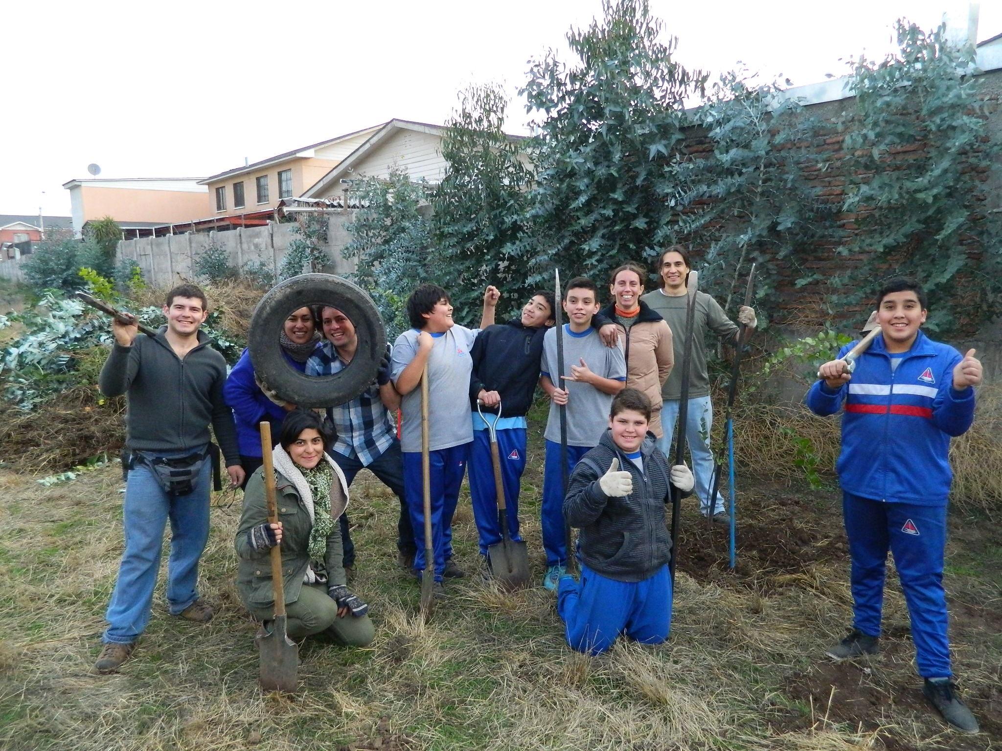 El 2014 plantaron árboles nativos e instalaron una huerta escolar en el Padre Hurtado College.