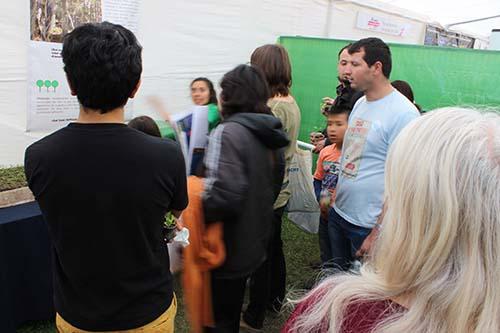 Las visitas guiadas por la exposición fueron algunas de las actividades que se desarrollaron por la FCFCN, en la Fiesta. 