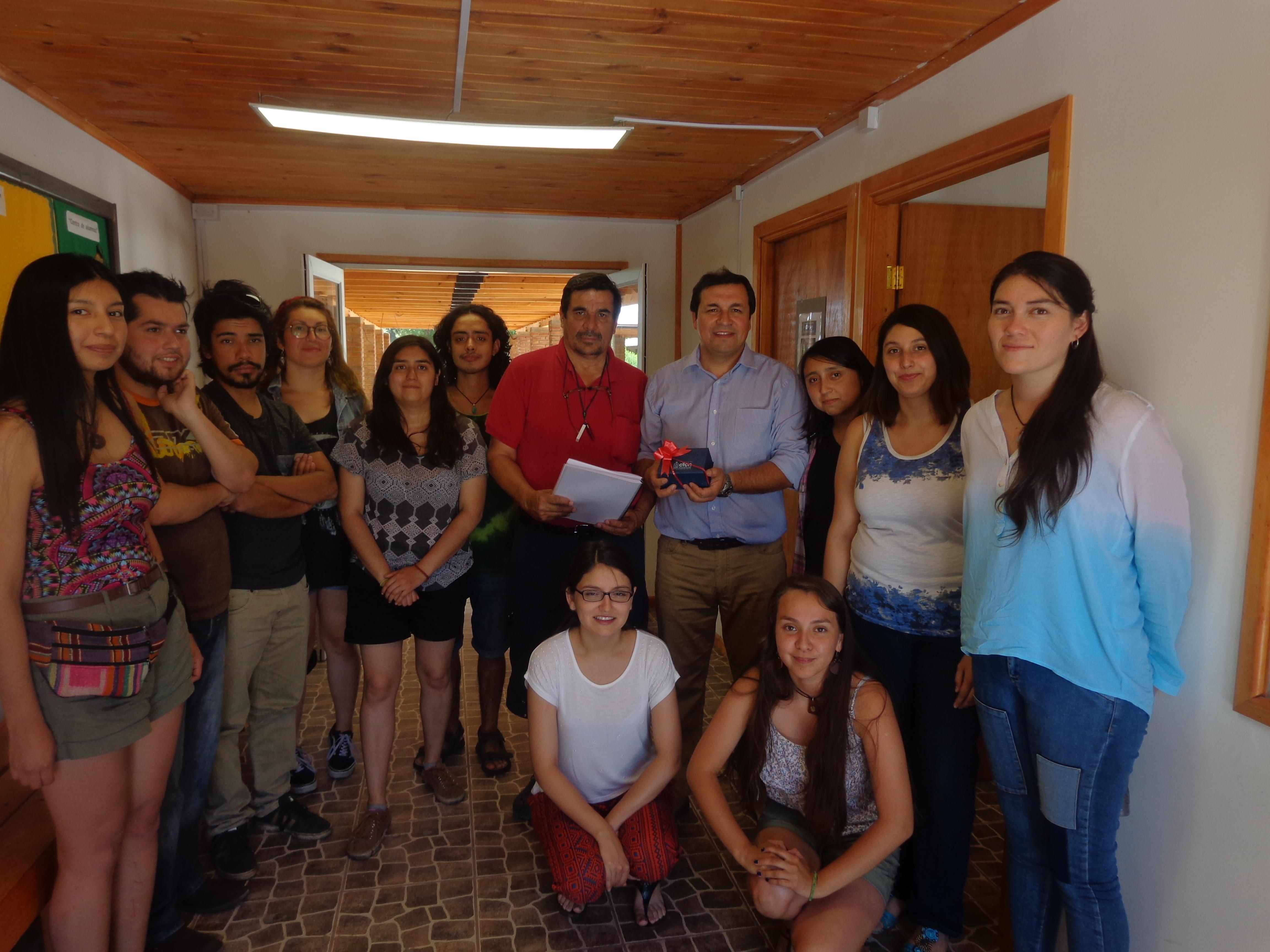 Los estudiantes junto a David Allende Miranda, Director del Colegio  F103 de Los Aromos y al profesor Roberto Garfias.