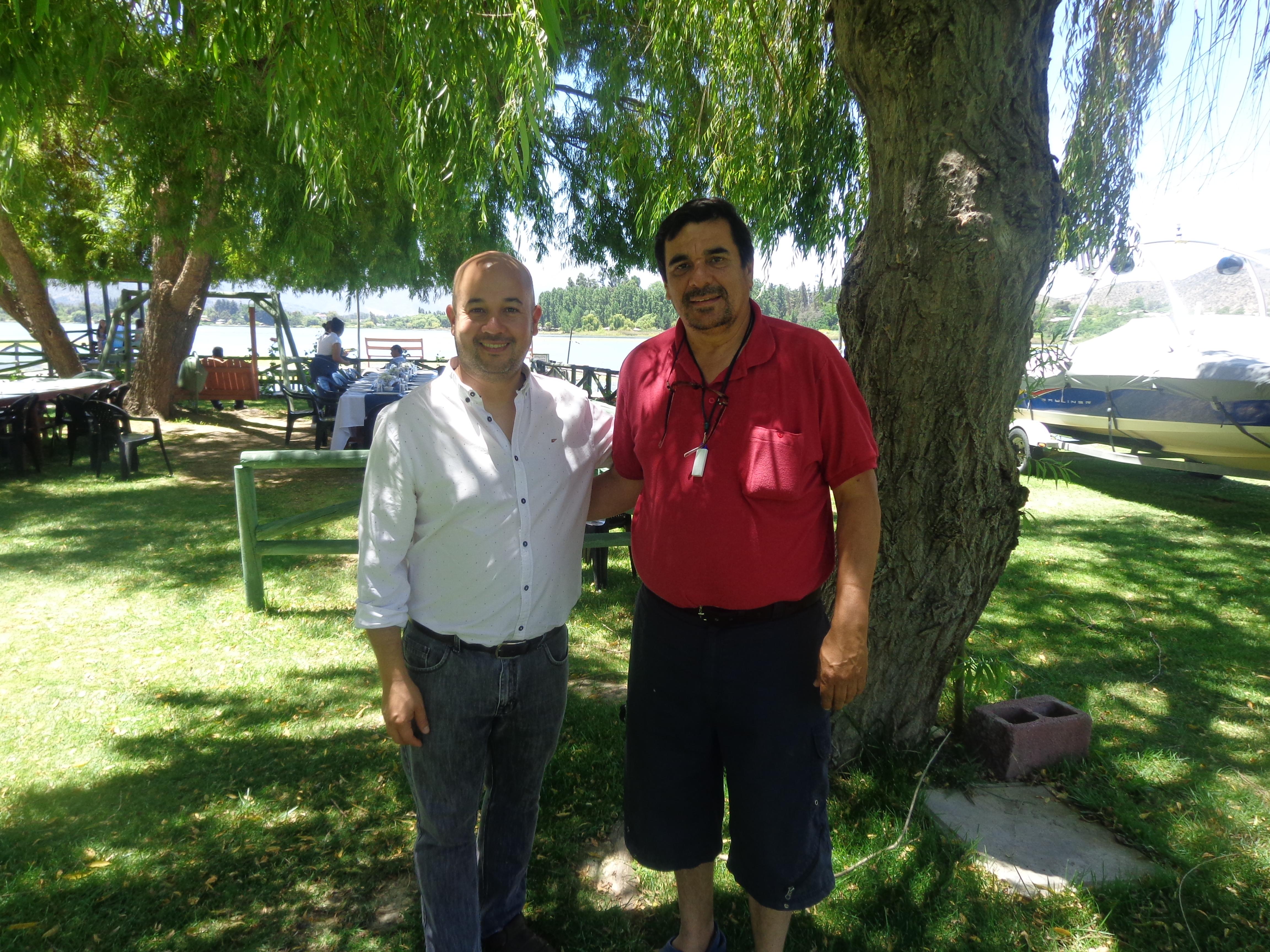 El profesor Roberto Garfias junto al Dideco de Las Cabras, Sr. Cristian Jorquera.