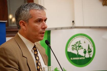 Sergio Donoso ingeniero forestal, Dr.Ingeniero de Montes de España; especializado en Silvicultura de Bosque Nativo.Socio de la Agrupación de Ingenieros Forestales por el Bosque Nativo.