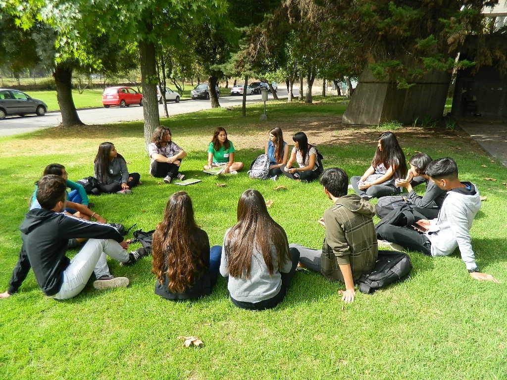 Los estudiantes de primer año participaron de diversas actividades. En la imagen una conversación grupal para conocer a los pares.