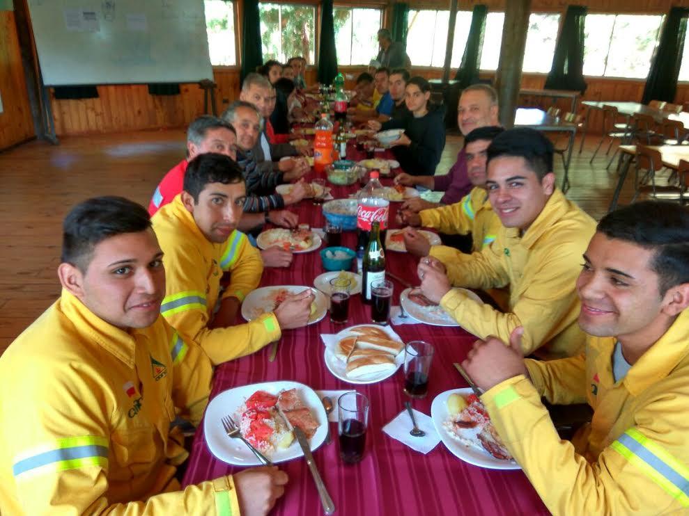 El día 11 d emarzo el Vicedecano Juan Caldentey en representación de la Facultad brindó un almuerzo de reconocimiento y agradecimiento a la Brigada de CONAF. 