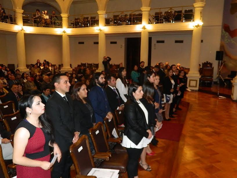 El Director Jurídico, Sr. Fernando Molina, tomó juramento a los profesionales, siendo oficialmente investidos por la Universidad.