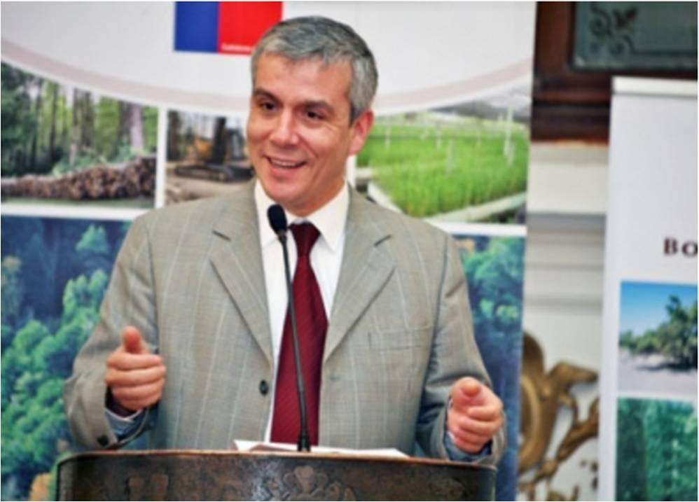 El Profesor Dr. Sergio Donos es académico de la Facultad de Ciencias Forestales y de la Conservaición de la Naturaleza de la Universidad de Chile.