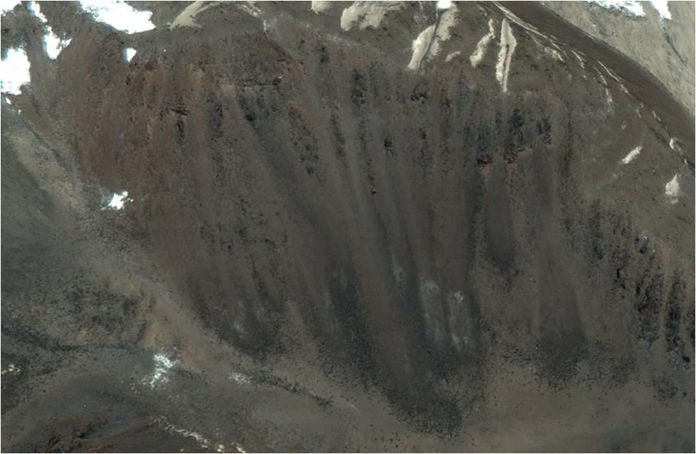 Flujos de roca seca en una pendiente inestable de los Andes chilenos. Los flujos siguen caminos similares a los de RSL en Marte. Fuente: Google Earth.