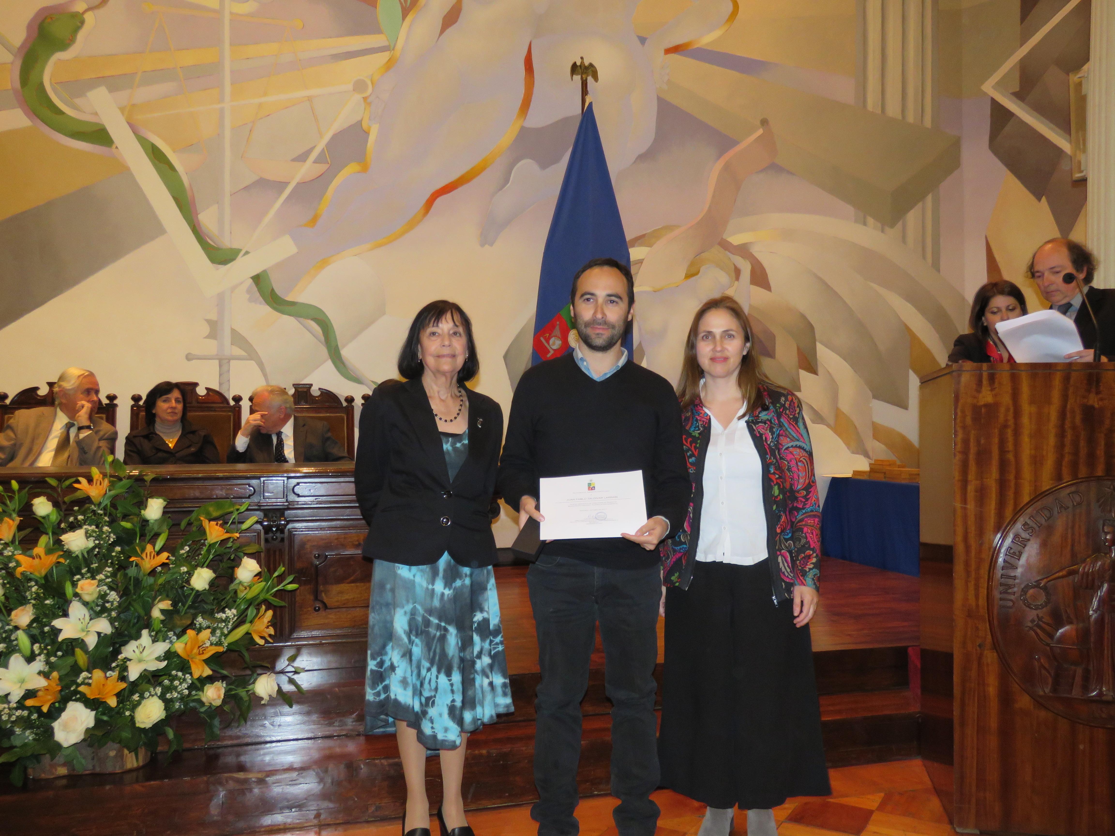 En la imagen Juan Pablo Záldivar Larraín junto a la Decana Carmen Luz de la Maza y la Profesora Dra. Claudia Cerda.