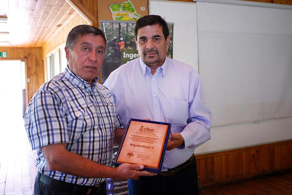 El representante de la Brigada  Maqui 9 de CONAF junto al Profesor Roberto Garfias.