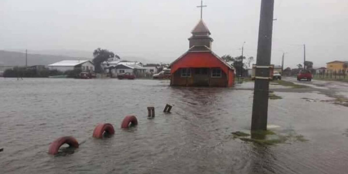 Una grave crisis hídrica afecta a parte de los habitantes de la provincia de Chiloé producto de la falta de centros de acopios para aprovechar las aguas lluvias que caen en la zona.