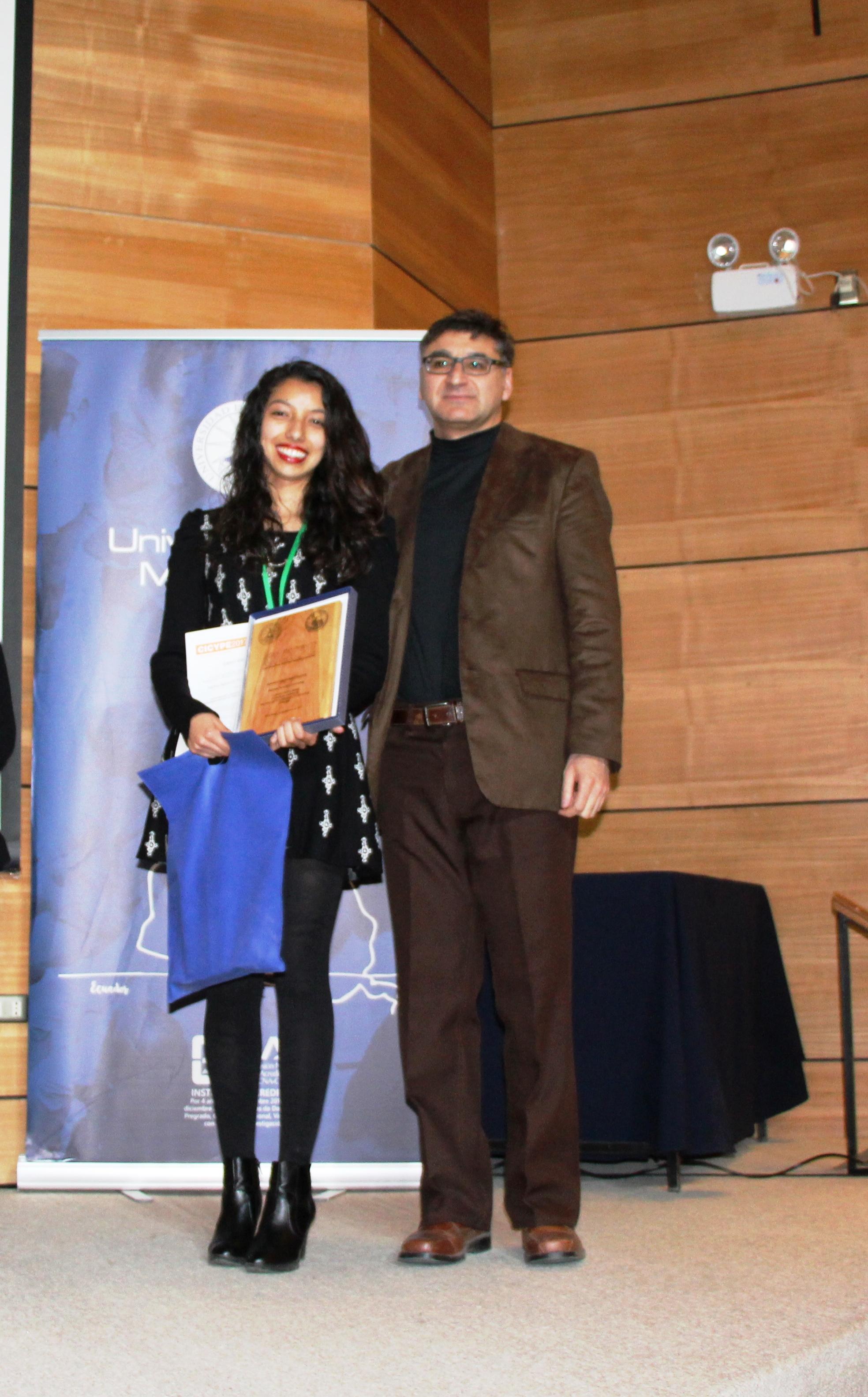 Danira Pineida ganó el premio a ponencia destacada en la categoría de Cs. Naturales con el estudio "Caracterización y evaluación del rebrote de tocón de Nothofagus antarctica en la Patagonia Chilena".