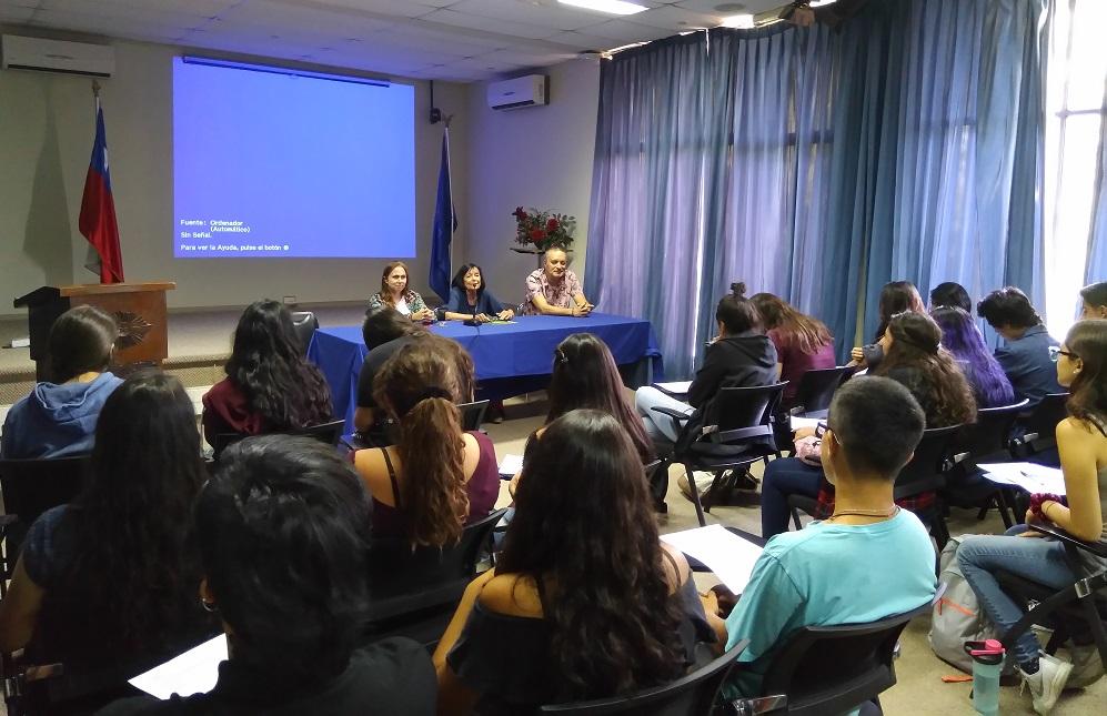 Los alumnos fueron recibidos por la Directora de Departamento Claudia Cerda, la Decana Carmen Luz de la Maza y el Vicedecano Juan Caldentey. 