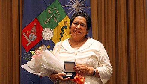 La profesora Victoria Castro recibió premio Amanda Labarca el año 2014.