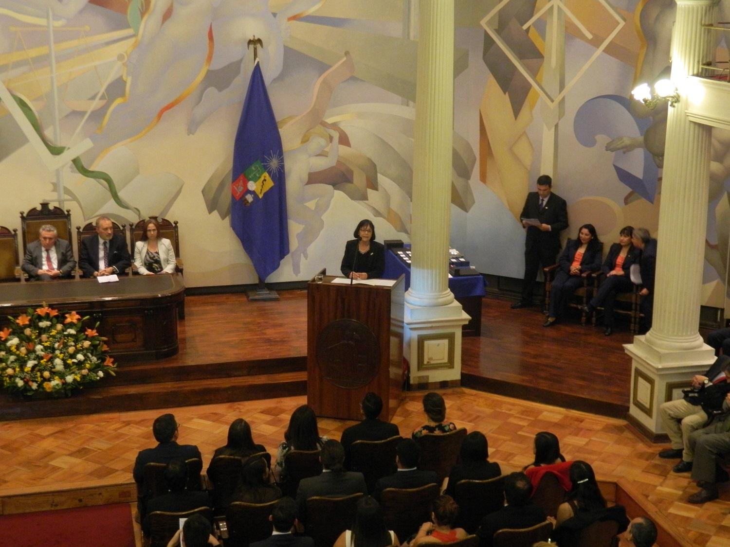 La Decana Carmen Luz de la Maza dio inicio a la Ceremonia de Titulación en la que se graduaron 30 estudiantes de pregrado y 8 de postgrado.