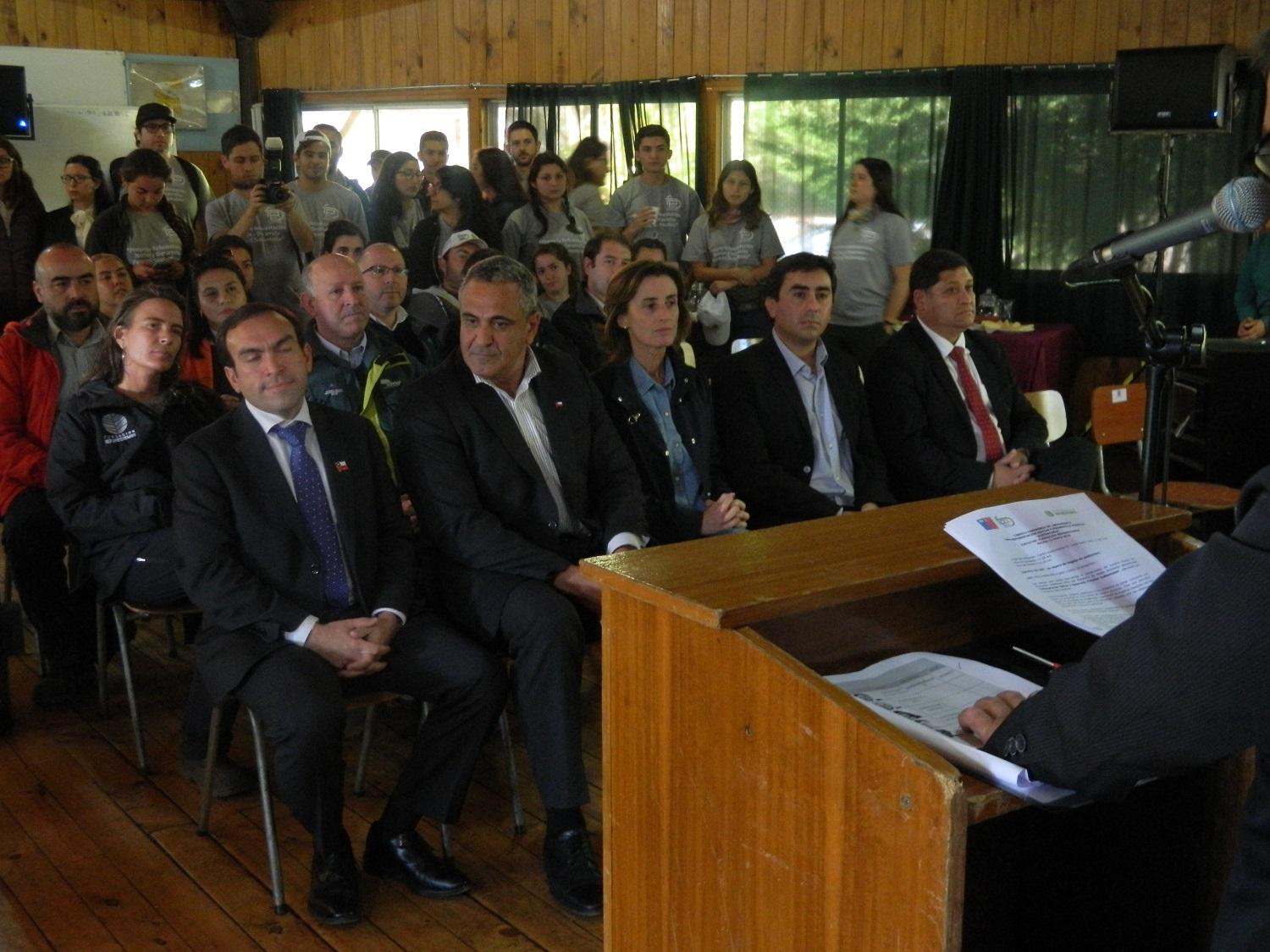 La ceremonia se realizó en el Centro Experimental de la U. de Chile, participaron los alcaldes de Constitución y Empedrado, la Ministra de Medio Ambiente, la Decana de la Facultad.