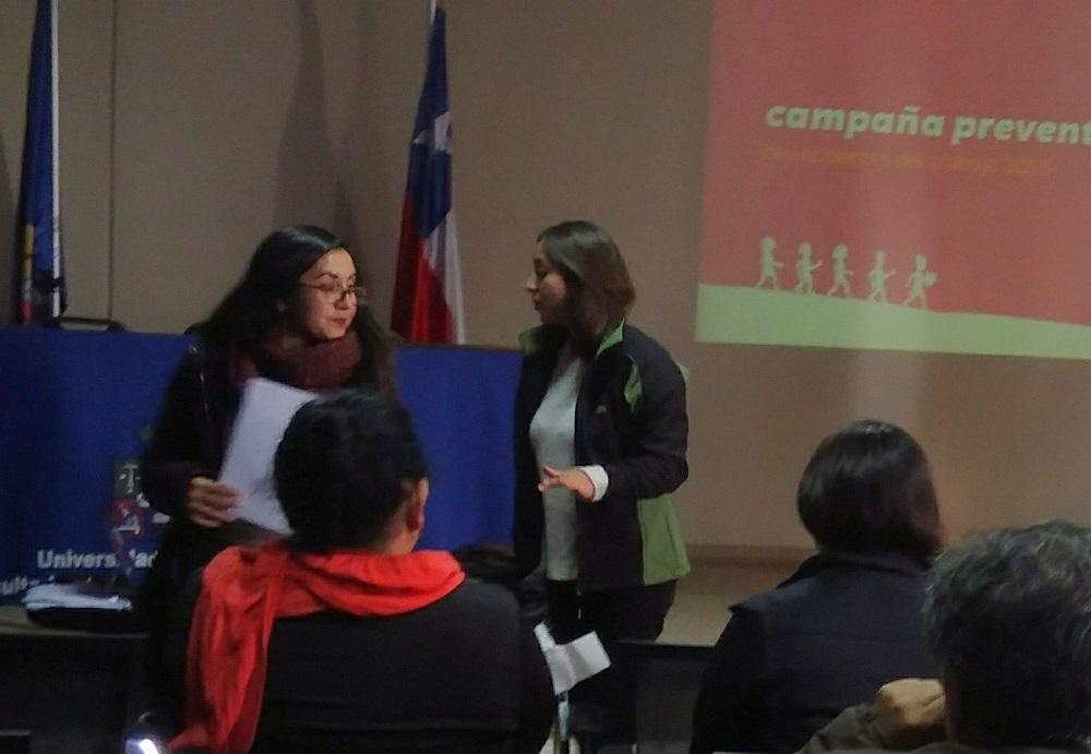 La prevencionista de riesgos de Campus Sur, Tamara Nuñez, junto la asesora de la ACHS para el Campus, Susana Ortiz.