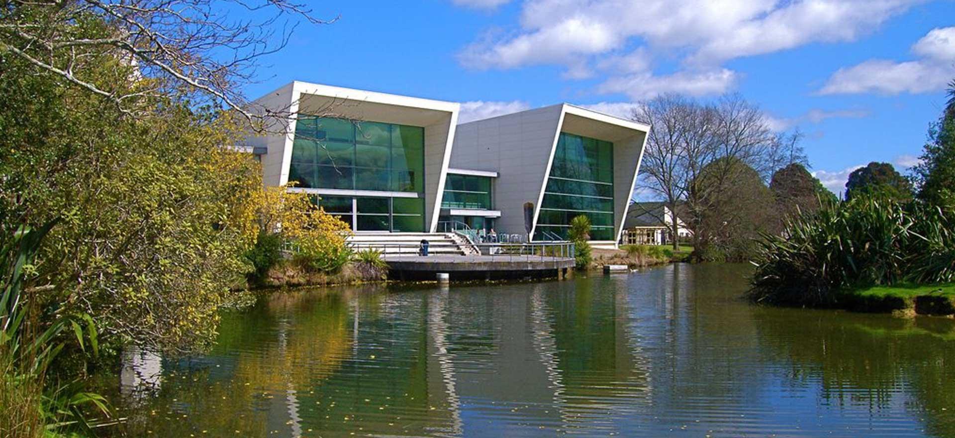 La universidad neozelandesa de Waikato está ubicada en la ciudad de Hamilton en la Isla del Norte. Fundada en 1964, fue la primera universidad en Nueva Zelanda en ser construida desde cero.