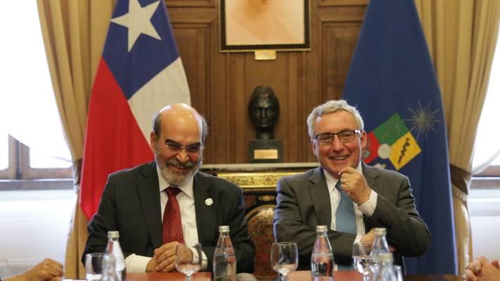 El Director General de la FAO, José Graziano da Silva, en la firma del acuerdo con el Rector de la Universidad de Chile, Ennio Vivaldi.
