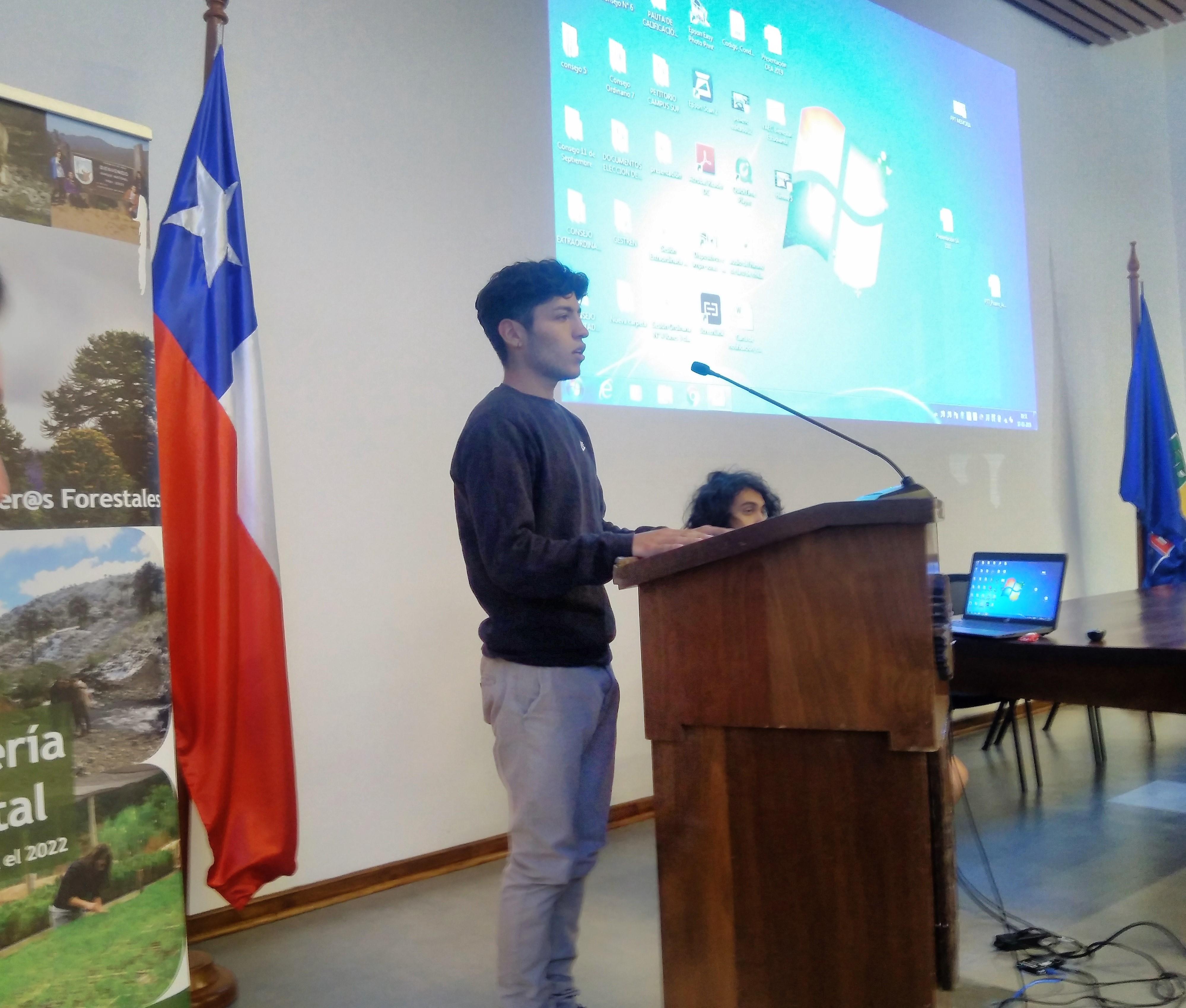 El representante del Centro de Estudiantes de Ingeniería Forestal (CEIF), Sebastián Cazali, junto con dar la bienvenida a los nuevos compañer@s, dio a conocer el rol de la instancia estudiantil. 