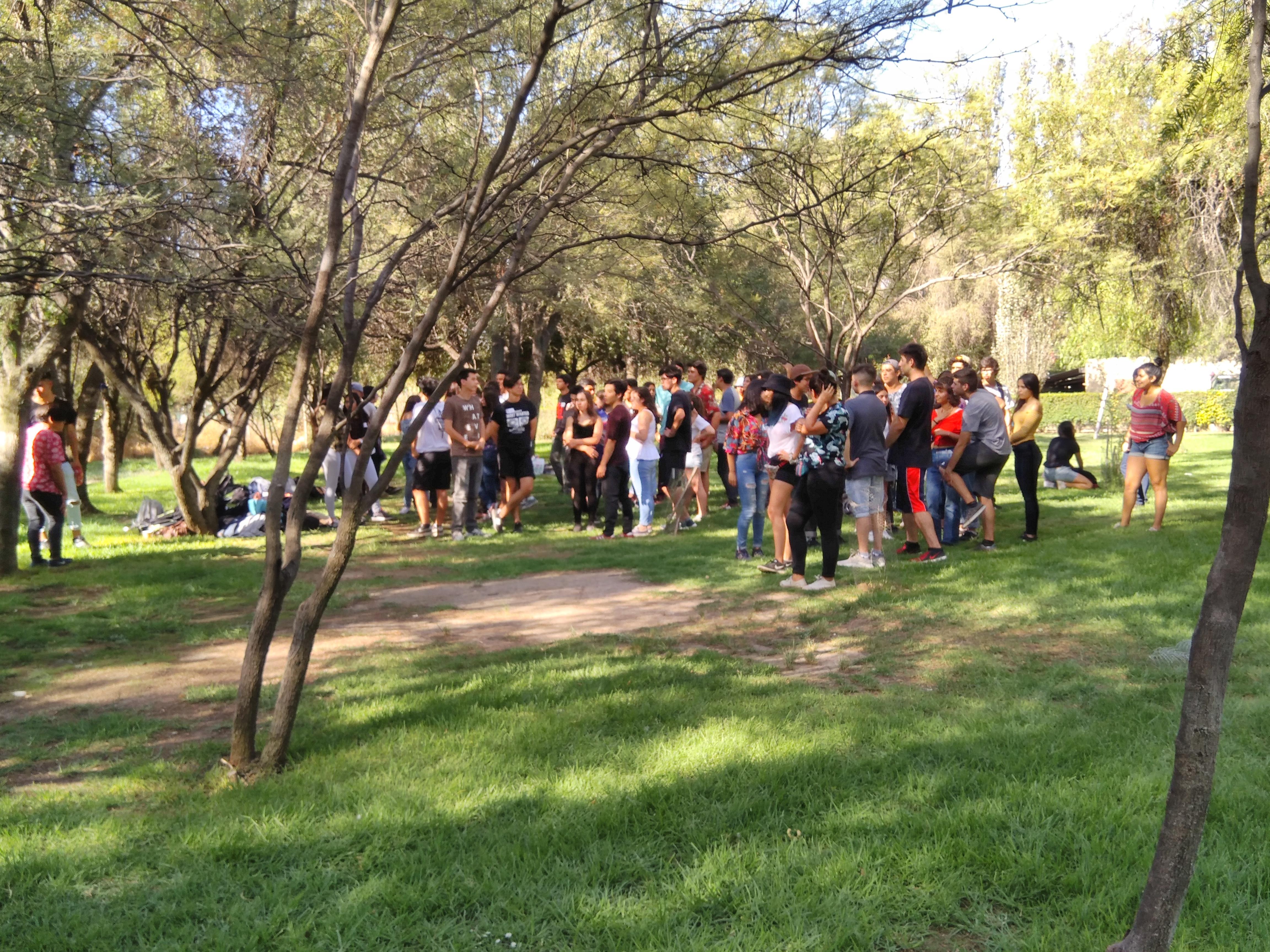 Los estudiantes realizaron diversas actividades en los patios de la Facultad junto con alumnos antiguos.