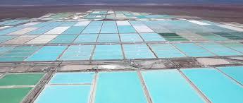 Para la extracción del litio se usan estas grandes piscinas de agua. Para 1 tonelada de litio se requiere de 2 millones de litros de agua que se evaporarán.