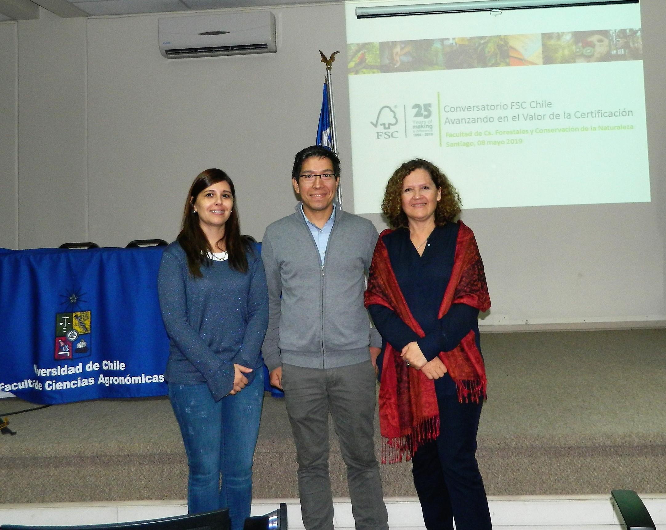 Secretaria Ejecutiva y la Directora Ejecutiva de Forest Stewardship Council-Chile, (FSC Chile ), Macarena Medina y Regina Massai junto al profesor Andrés Plaza.