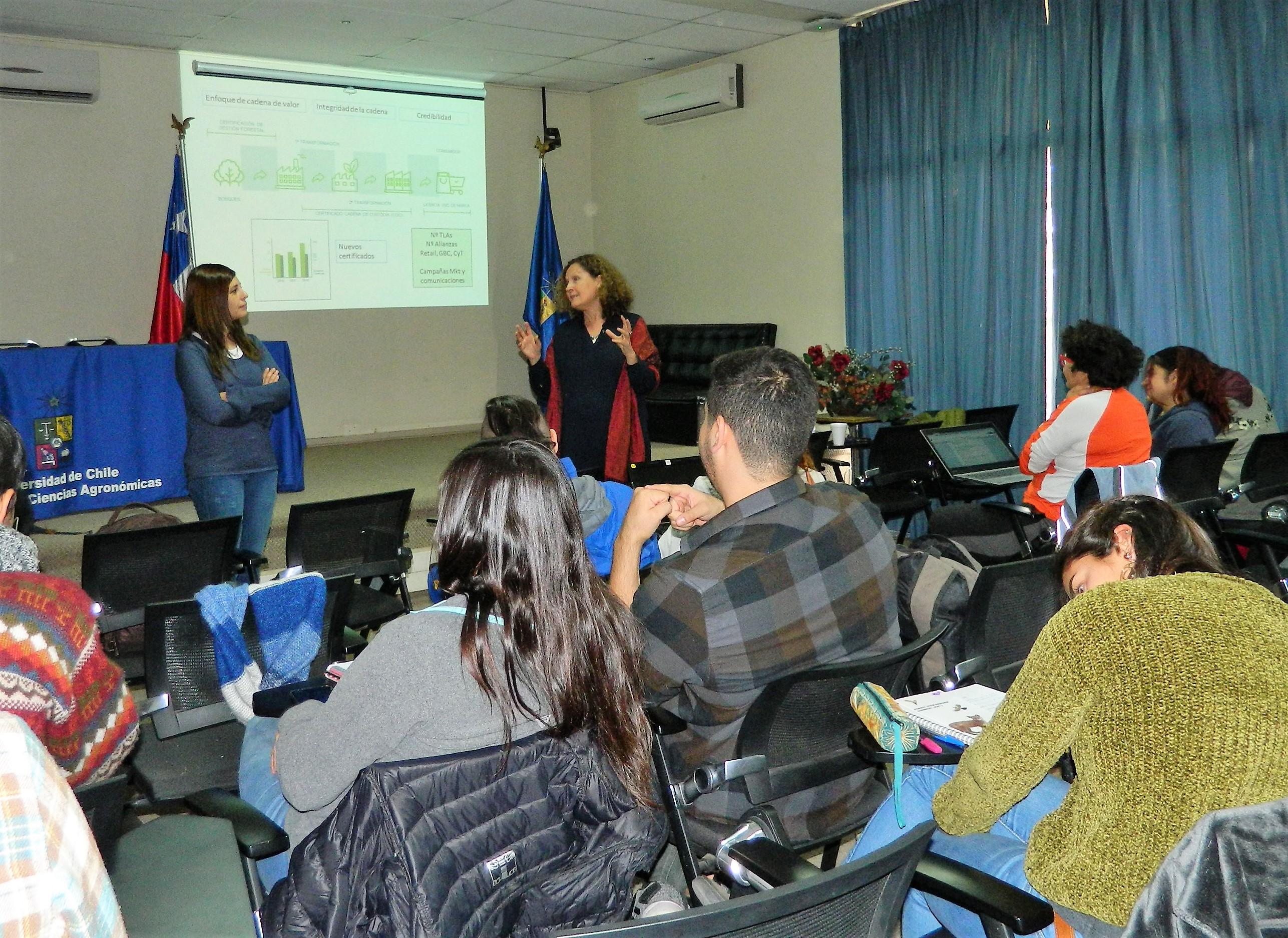 La Directora Regina Massai dio a conocer el proceso de Certificación para la sustentabilidad de los bosques implementado por Forest Stewardship Council-Chile.