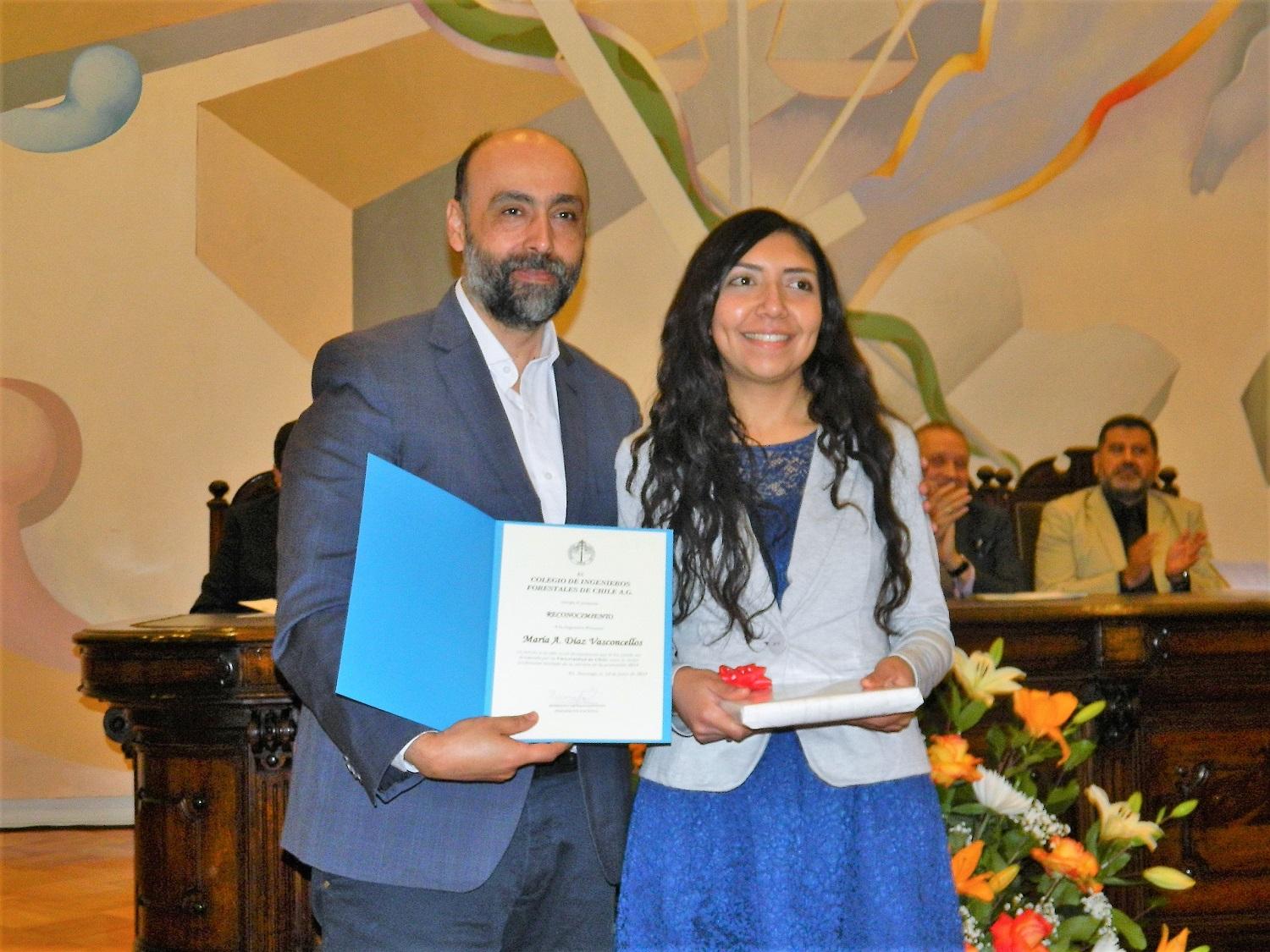 María Andrea Díaz Vasconcellos, obtuvo el reconocimiento denominado Premio Profesor Mario Peralta Peralta y  la distinción "Colegio de Ingenieros Forestales de Chile", por su excelencia académica.