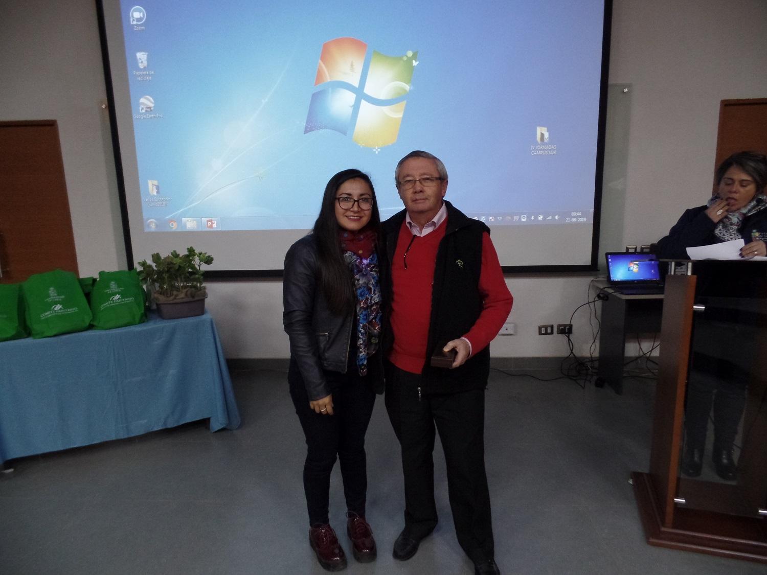 El Dr. Mario Acuña, académico de Favet, fue reconocido por su compromiso y participación activa en el comité Paritario. En la imagen, el profesor junto a la prevencionista Tamara Nuñez.