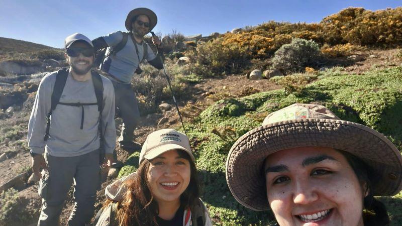 Macarena trabaja como voluntaria en el Herbario EIF y en esta imagen se encuentra en una excursión botánica en Altos de Antillanca, en noviembre de 2020.