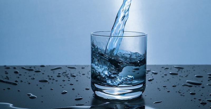 Se establece que el consumo humano del agua es un derecho que debiese estar considerado en la Constitución.