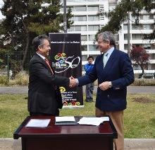 Se han suscrito convenios de colaboración con municipalidades. En la fotografía el Decano Javier González junto al Alcalde Raúl Donckaster.