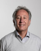 El académico Alejandro Bozo