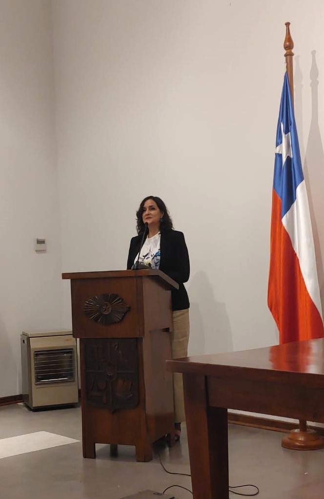 La profesora Anahí Ocampo-Melgar durante su discurso ante las y los estudiantes del Diploma