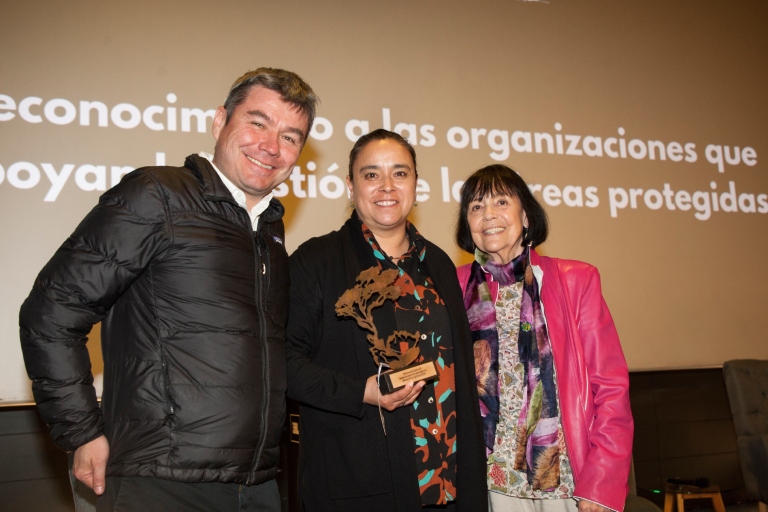 Desde la izquierda: El ex ministro de Medio Ambiente, Marcelo Mena, directora de conservación de la Fundación, Ingrid Espinoza, y la senadora universitaria de la U. de Chile, Carmen Luz de la Maza.